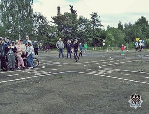 Na zdjęciu policjant oraz uczestnicy egzaminu na kartę rowerową - trzecie ujęcie.