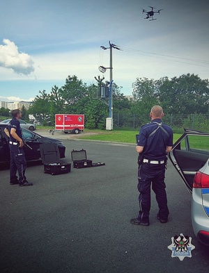 Na zdjęciu policjanci obsługujący drona - drugie ujęcie.