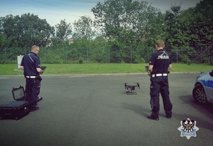 Na zdjęciu policjanci obsługujący drona.