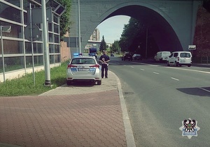 Na zdjęciu policjanci biorący udział w akcji ustawieni na ul. Wieniawskiego - inne ujęcie.
