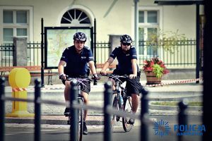 Na zdjęciu policyjny patrol rowerowy.