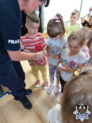 policjanta rozdaje kolorowanki