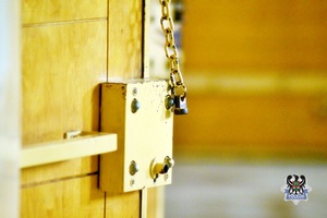 zamek w drzwiach do celi