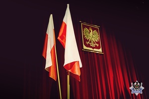 Na zdjęciu flagi i godło Polski.
