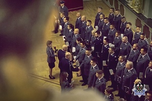 Na zdjęciu policjanci podczas uroczystego mianowania na wyższe stopnie służbowe.