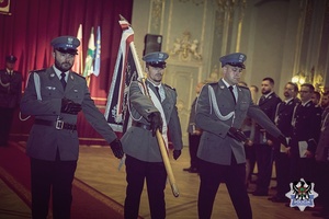 Na zdjęciu policjanci podczas uroczystego mianowania na wyższe stopnie służbowe.