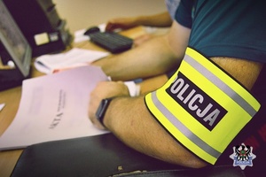 Na zdjęciu policjant sporządza dokumentację.