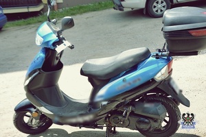 Na zdjęciu odzyskany motorower.