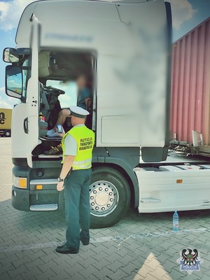 Na zdjęciu inspektor ITD podczas kontroli samochodu ciężarowego.