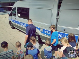 Na zdjęciu policjanci demonstrują sprzęt wykorzystywany w służbie, w tym radiowóz.