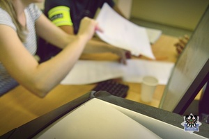 Na zdjęciu policjanci wykonują czynności z innym zatrzymanym mężczyzną.