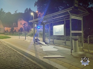 Na zdjęciu uszkodzona wiata przystankowa.