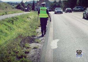 Na zdjęciu policjant pracujący na miejscu zdarzenia drogowego w Nowym Julianowie.