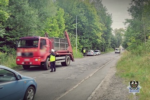 Na zdjęciu policjanci badają stan trzeźwości kierujących.