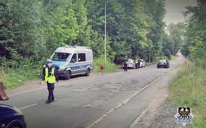 Na zdjęciu policjanci badają stan trzeźwości kierujących.