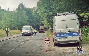 Na zdjęciu policjanci badają stan trzeźwości kierujących.