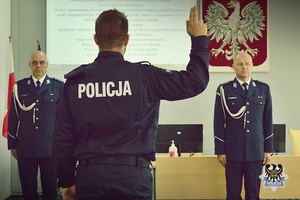 Na zdjęciu policjant podczas ślubowania.