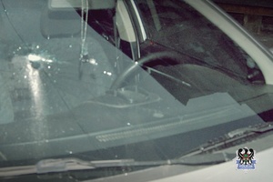 Na zdjęciu uszkodzona szyba czołowa samochodu.