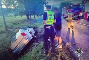 Na zdjęciu policjant prowadzący czynności na miejscu zdarzenia.