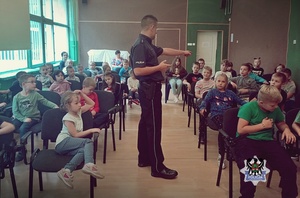 Policjant podczas pogadanki z uczniami.