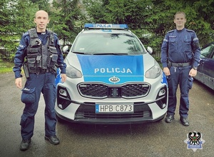 Na zdjęciu policjanci, którzy uratowali życie mężczyzny.