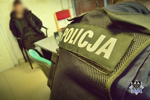 Na zdjęciu policjanci wykonują czynności procesowe z zatrzymanym mężczyzną.