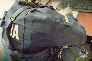 Na zdjęciu policjant sporządza dokumentację.