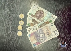 Na zdjęciu policjanci wykonują czynności procesowe z zatrzymanym mężczyzną.