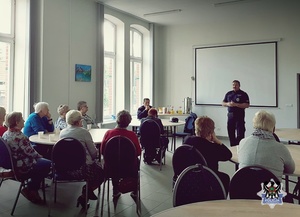 „Nie daj się oszukać” – spotkanie głuszyckich funkcjonariuszy z seniorami w Jedlinie-Zdroju