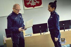 Na zdjęciu Komendant Miejski Policji w Wałbrzychu gratuluje policjantce objęcia nowego stanowiska.