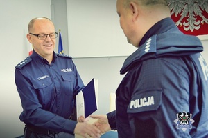 Na zdjęciu Komendant Miejski Policji w Wałbrzychu gratuluje policjantowi objęcia nowego stanowiska.
