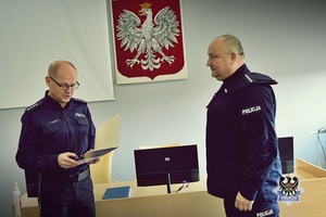 Na zdjęciu Komendant Miejski Policji w Wałbrzychu gratuluje policjantowi objęcia nowego stanowiska.