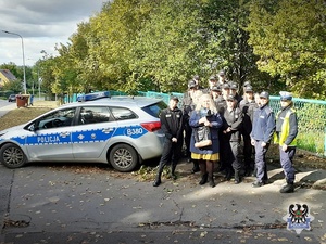 Na zdjęciu policjanci z uczniami klasy mundurowej podczas udziału w zajęciach praktycznych.