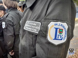 Na zdjęciu policjanci z uczniami klasy mundurowej podczas udziału w zajęciach praktycznych.