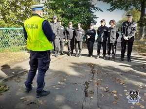 Na zdjęciu policjanci z uczniami klasy mundurowej podczas udziału w zajęciach praktycznych.
