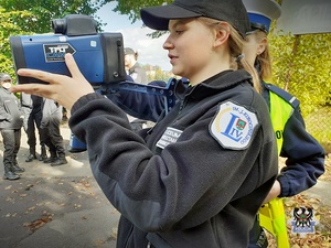 Na zdjęciu policjanci z uczniami klasy mundurowej podczas udziału w zajęciach praktycznych.