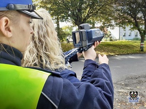 Na zdjęciu policjanci z uczniami klasy mundurowej podczas udziału w zajęciach praktycznych.