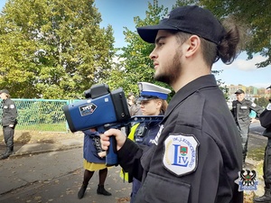 Na zdjęciu policjanci z uczniami klasy mundurowej podczas udziału w zajęciach praktycznych.