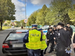 Na zdjęciu policjanci z uczniami klasy mundurowej podczas udziału w zajęciach praktycznych.