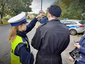 Na zdjęciu policjanci z uczniami klasy mundurowej podczas udziału w zajęciach praktycznych.