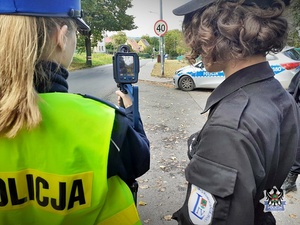 Na zdjęciu policjanci z uczniami klasy mundurowej podczas udziału w zajęciach praktycznych.