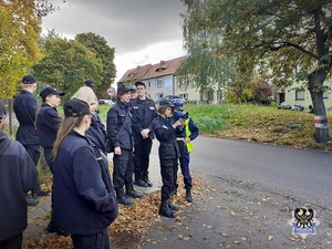 Na zdjęciu policjanci z uczniami klasy mundurowej podczas udziału w zajęciach praktycznych.