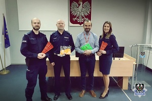Na zdjęciu policjanci oraz przedstawiciel Toyoty Grzegorz Górski.