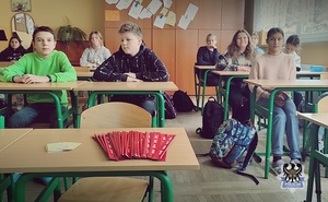 Na zdjęciu odblaski przygotowane dla uczniów.
