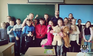 Wałbrzyski policjant odwiedził kolejnych uczniów szkoły podstawowej