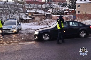 Policjanci kontrują kierującego