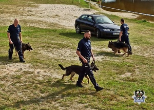 Na zdjęciu policjanci z pasami służbowymi