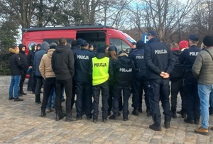 Na zdjęciu policjanci podczas przygotowywania się do poszukiwań.