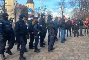 Na zdjęciu policjanci podczas przygotowywania się do poszukiwań.