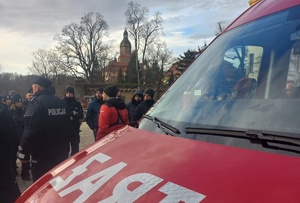 Na zdjęciu policjanci podczas przygotowywania się do poszukiwań.